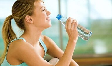 Výhody a nevýhody pitnej diéty